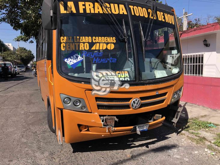 Camioneta se estrella contra vivienda en calles de Boca del Río