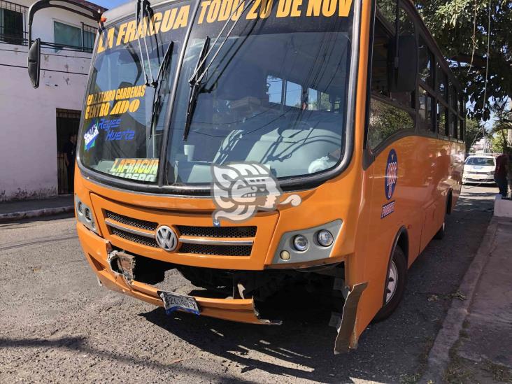 Camioneta se estrella contra vivienda en calles de Boca del Río