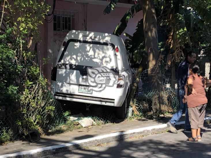 Camioneta se estrella contra vivienda en calles de Boca del Río