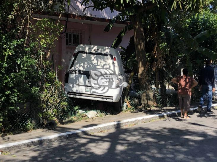 Camioneta se estrella contra vivienda en calles de Boca del Río