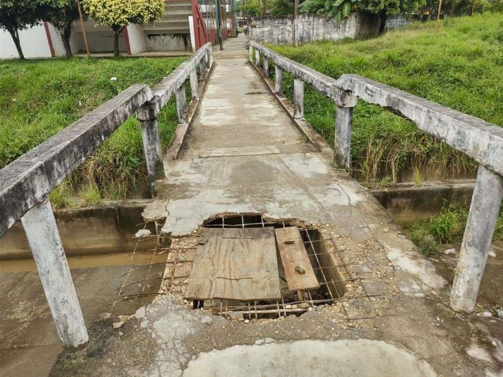 Aumenta deterioro en puente peatonal en Moloacán