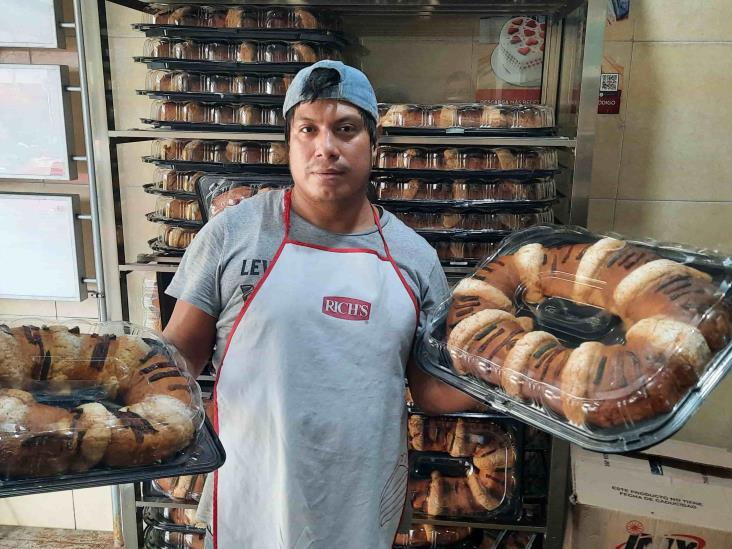 Panadero suma 8 años cumpliendo con la tradición de la Rosca de Reyes
