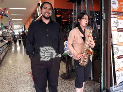 Natalia y Gonzalo unen su voz y el saxofón para cautivar a xalapeños