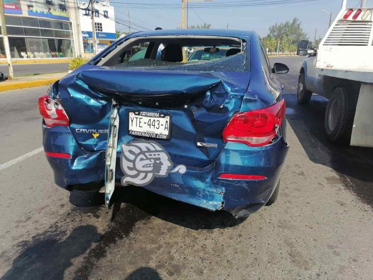 Tres autos generan carambola en plena avenida Universidad