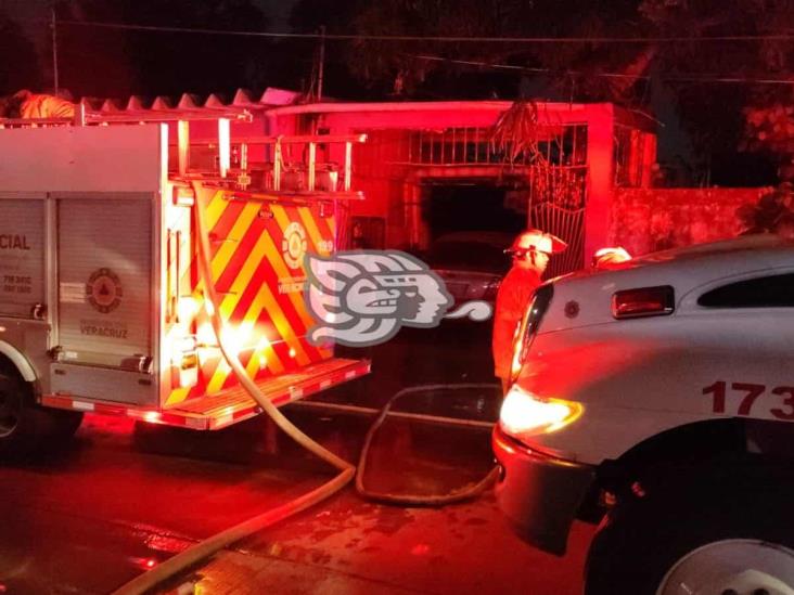 Incendio en vivienda de la López Mateos; atienden a tres intoxicados