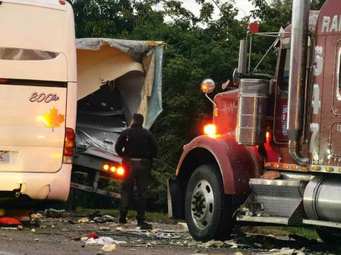 Choca autobús contra tráileres en la México-Tuxpan; 8 heridos