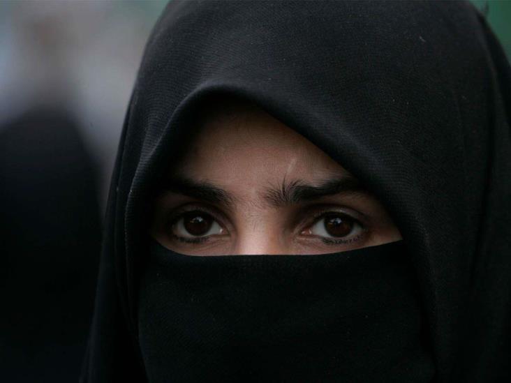 Talibanes ordenan a mujeres usar hiyab para entrar a tiendas de Kabul