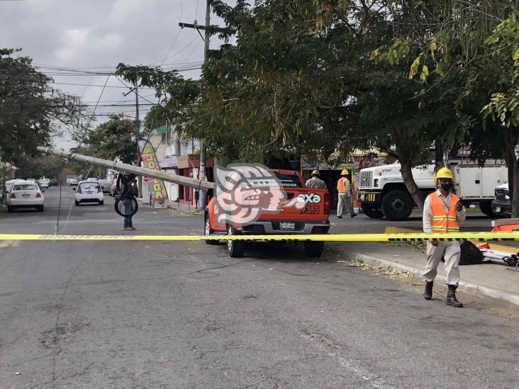 Tractocamión jala cables de la CFE en la Colonia Los Pinos