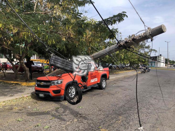 Tractocamión jala cables de la CFE en la Colonia Los Pinos