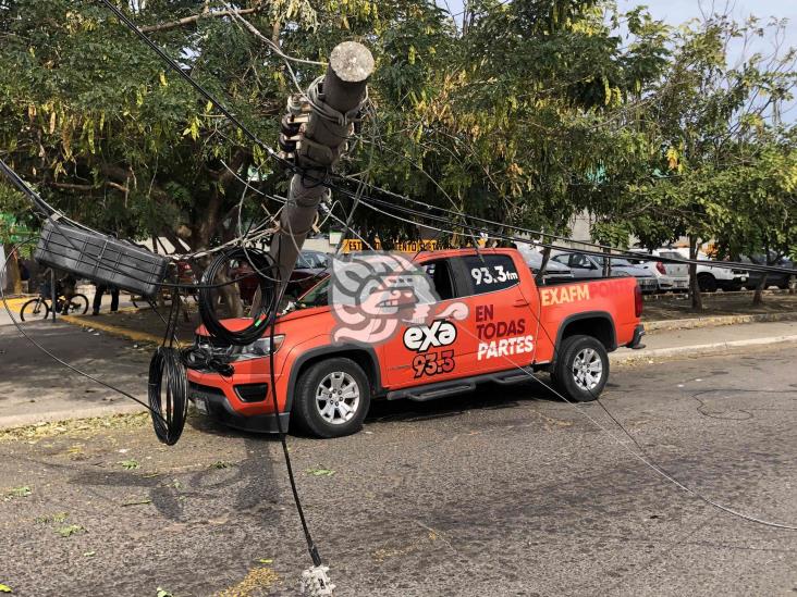 Tractocamión jala cables de la CFE en la Colonia Los Pinos