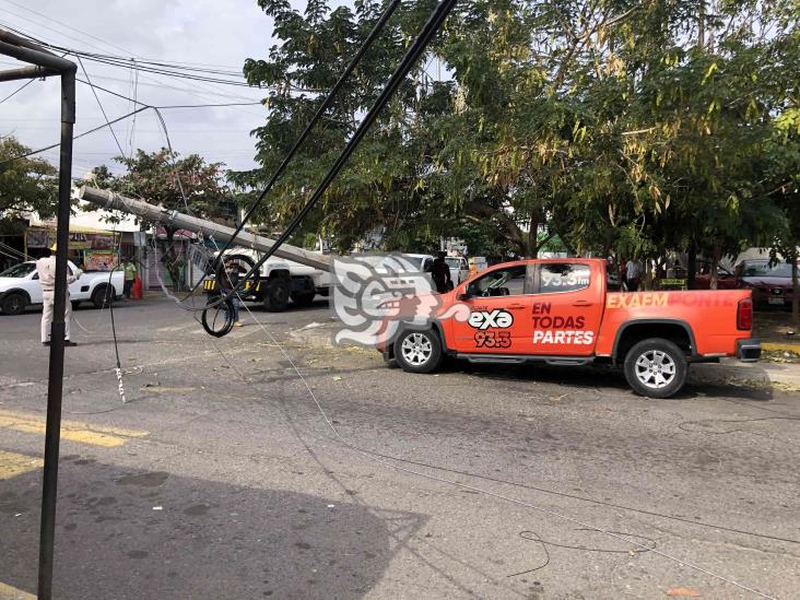 Tractocamión jala cables de la CFE en la Colonia Los Pinos