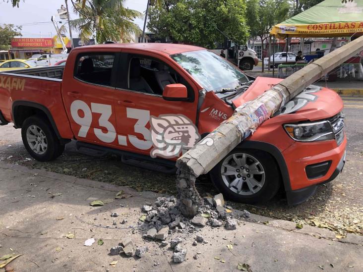 Tractocamión jala cables de la CFE en la Colonia Los Pinos