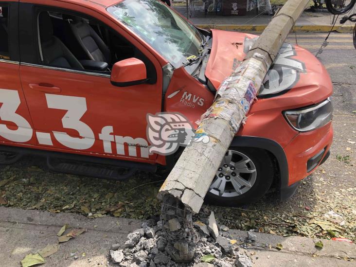 Tractocamión jala cables de la CFE en la Colonia Los Pinos