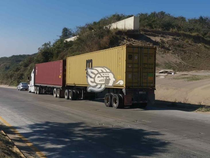 Se registra percance entre dos traileres de carga en zona norte