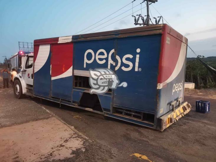 Se queda sin llantas camión de Pepsi