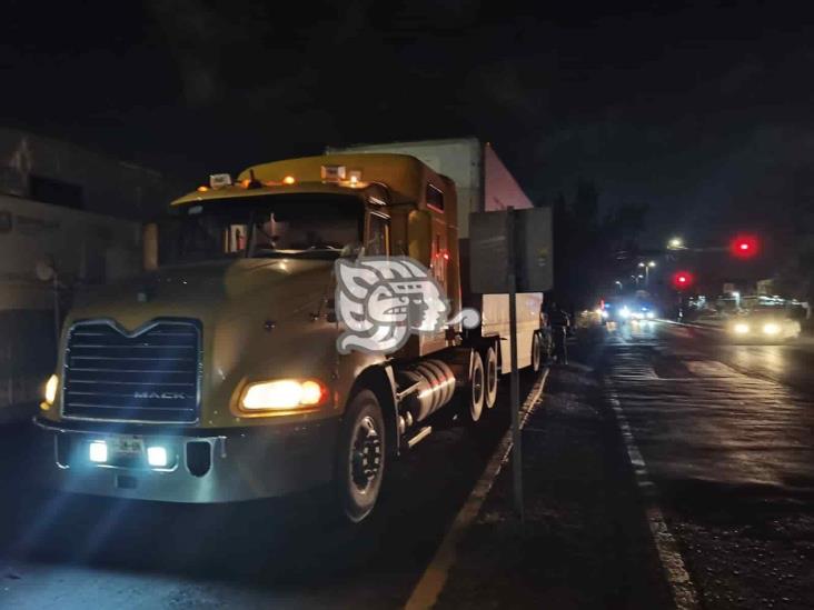 Camioneta provoca desastre vehicular en calles de Veracruz