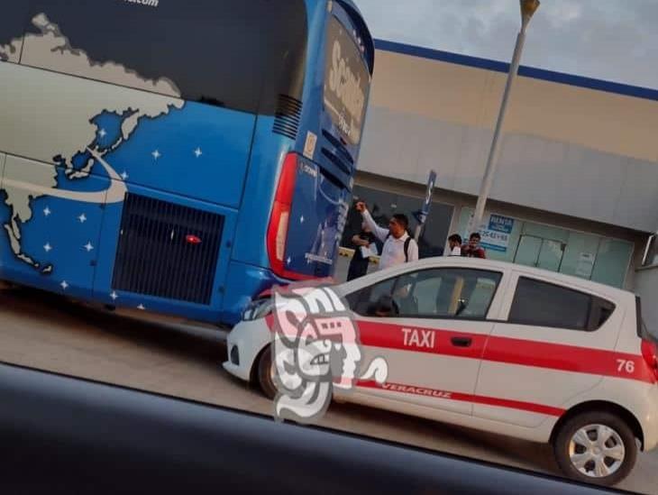 Choque por alcance entre taxi y autobús en Rafael Cuervo