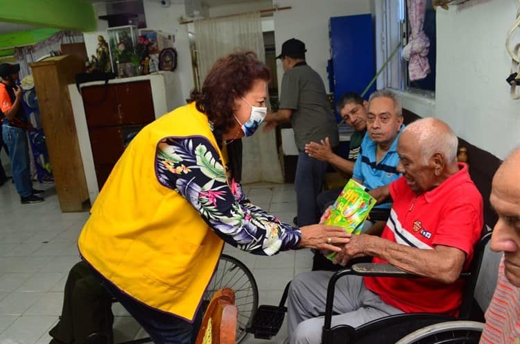 Entregan regalos de reyes a abuelitos del asilo Cogra