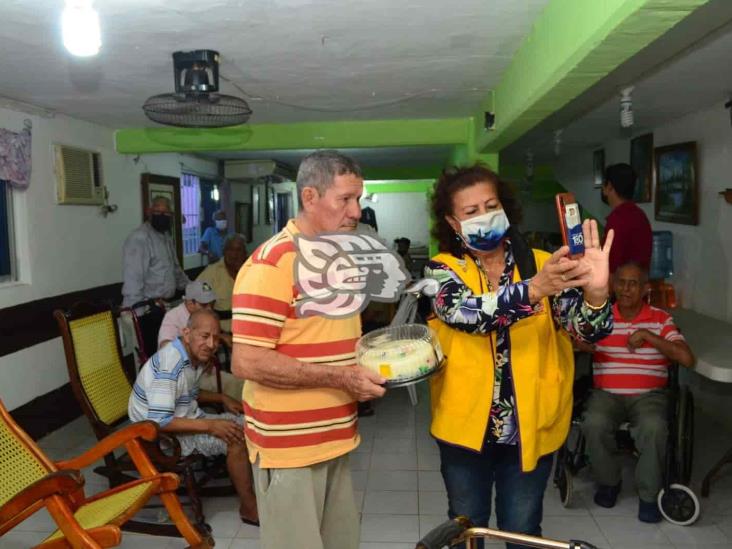 Entregan regalos de reyes a abuelitos del asilo Cogra