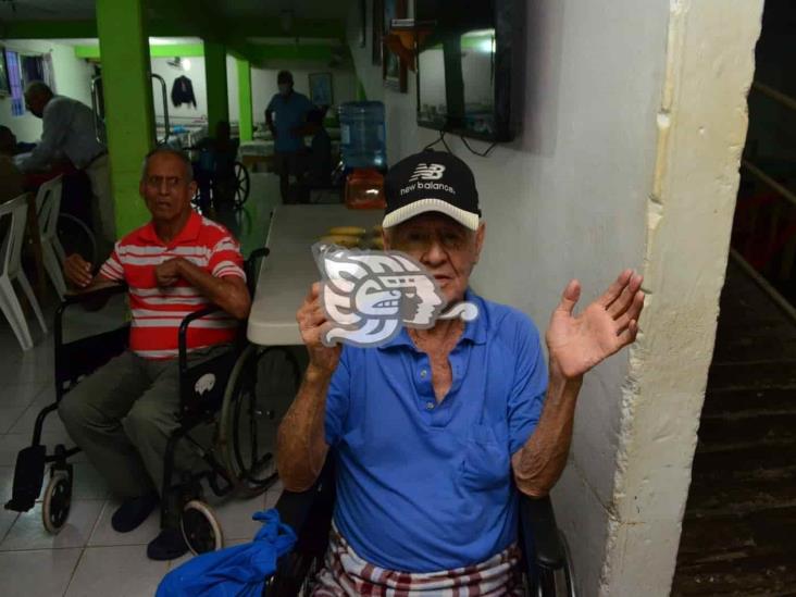 Entregan regalos de reyes a abuelitos del asilo Cogra