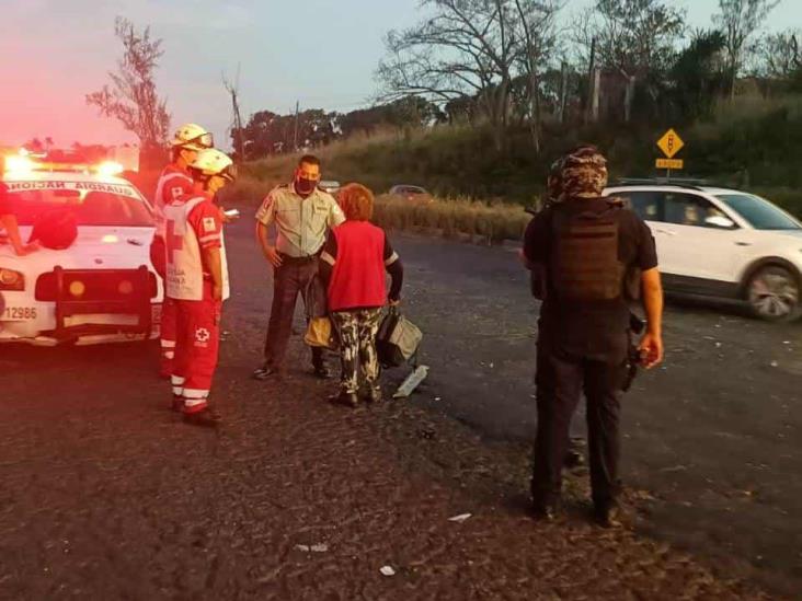 Vuelca automóvil en la Veracruz-Xalapa; 2 personas heridas