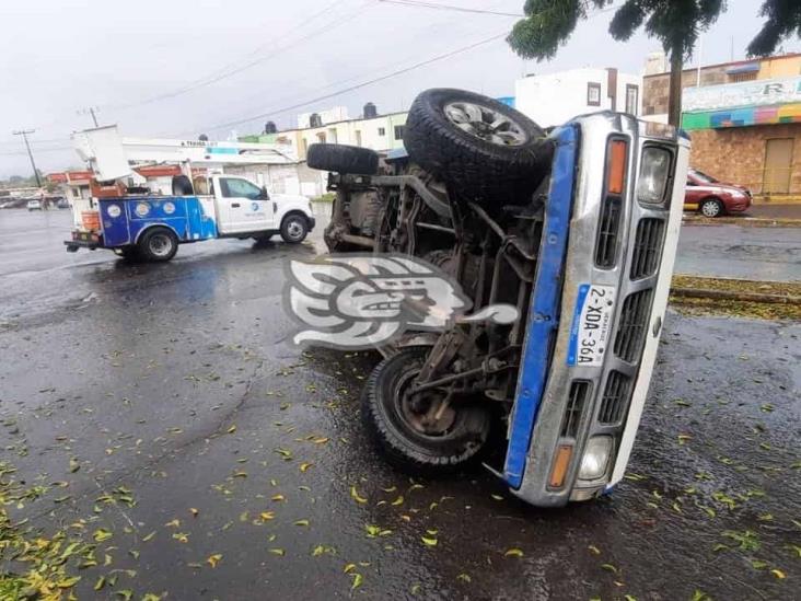 Camioneta de carga termina volcada tras ser impactada en Veracruz