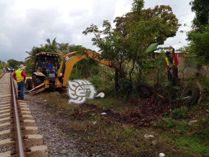 Ferrosur aplica limpieza de vías en Coatza; familias no quieren ser desalojadas