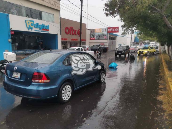 Choque entre dos unidades deja severos daños materiales en fraccionamiento Reforma