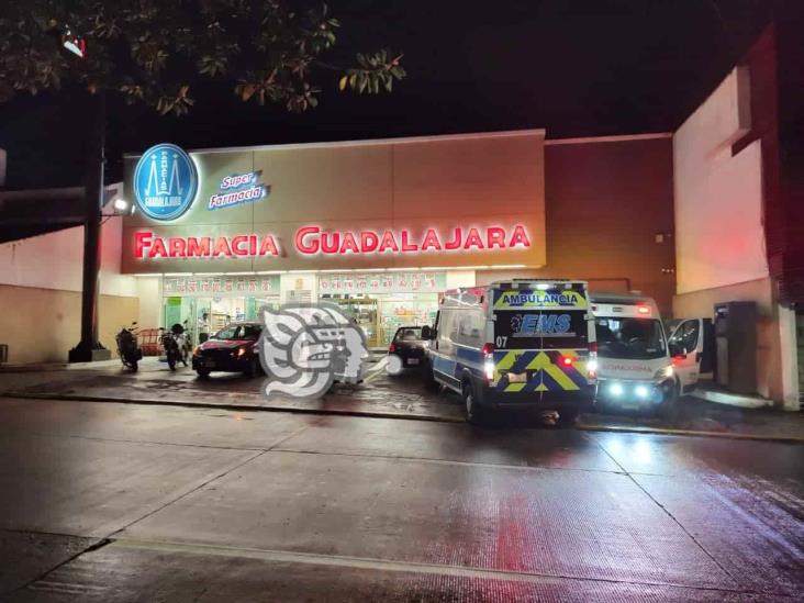 Empleados de Farmacia Guadalajara se intoxican con monóxido de carbono, en Xalapa