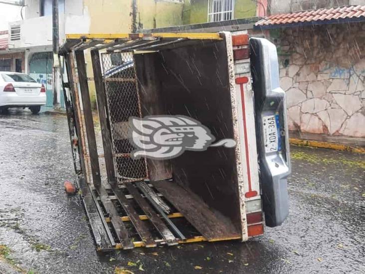 Camioneta de carga termina volcada tras ser impactada en Veracruz
