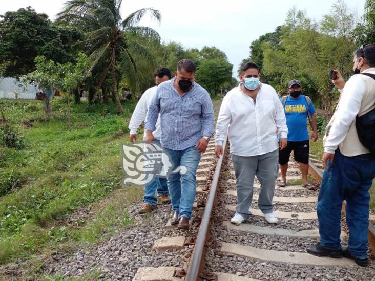 Ferrosur aplica limpieza de vías en Coatza; familias no quieren ser desalojadas