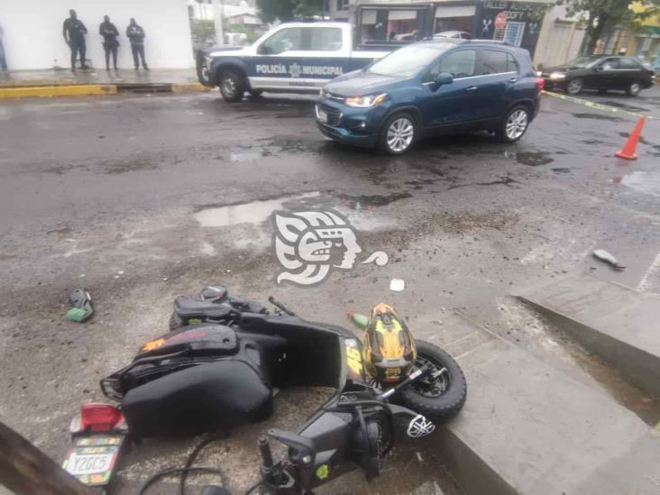 Impacta camioneta a motociclista en Veracruz