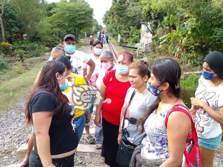 Ferrosur aplica limpieza de vías en Coatza; familias no quieren ser desalojadas