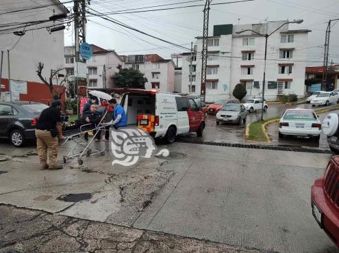 Motociclista resulta lesionado tras chocar contra taxi en Xalapa