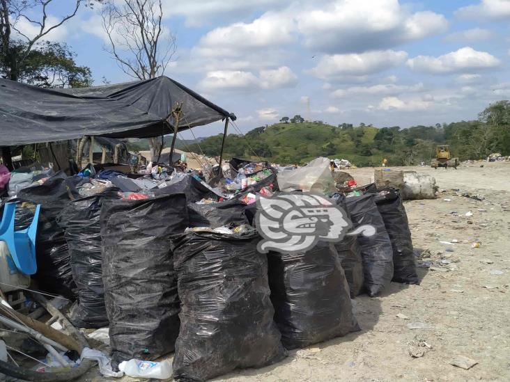 Arroyos que abastecen agua en Tihuatlán, contaminados con desechos urbanos