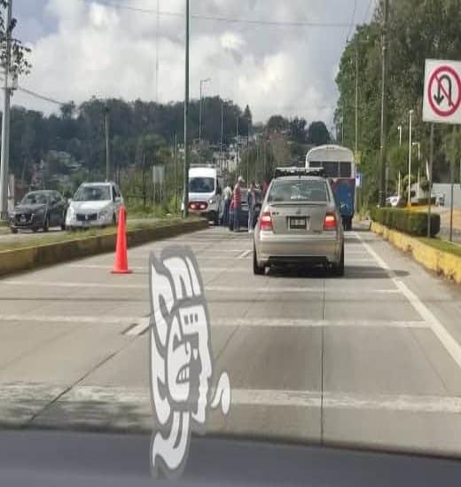 Pareja de jóvenes que viajaban en motoneta choca contra automóvil en Xalapa