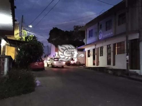 Aseguran vehículo robado frente a la Apys en Acayucan 