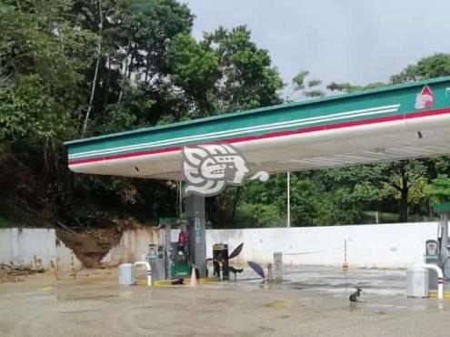 Automovilistas afectados por la falta de gasolina en Villa Cuichapa