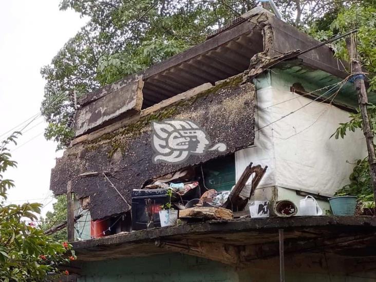 Por intensa lluvia colapsa techo de vivienda en Agua Dulce