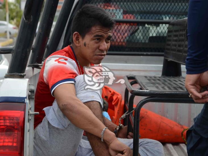 Detienen y amarran a presunto ladrón en calles de Veracruz