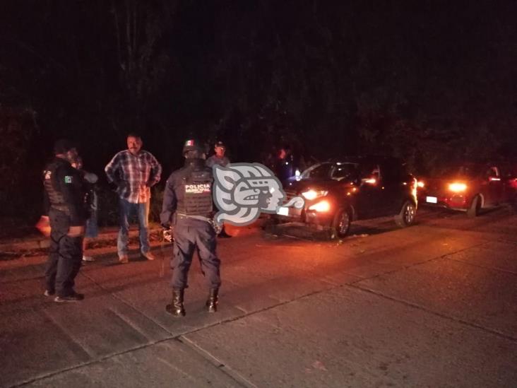 Agente del INM sufre accidente sobre la carretera a Texistepec