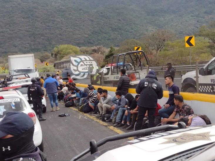 En la Córdoba-Puebla, se accidenta tráiler con migrantes