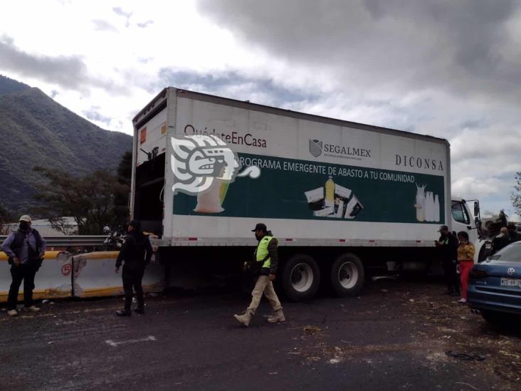 En la Córdoba-Puebla, se accidenta tráiler con migrantes