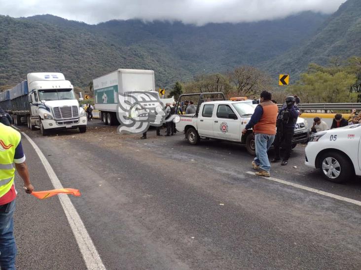 En la Córdoba-Puebla, se accidenta tráiler con migrantes