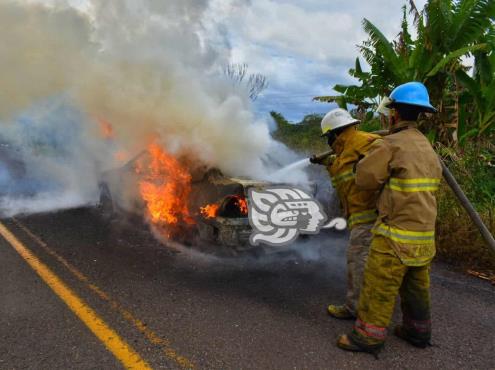Se incendia vehículo en la Costera del Golfo en Acayucan