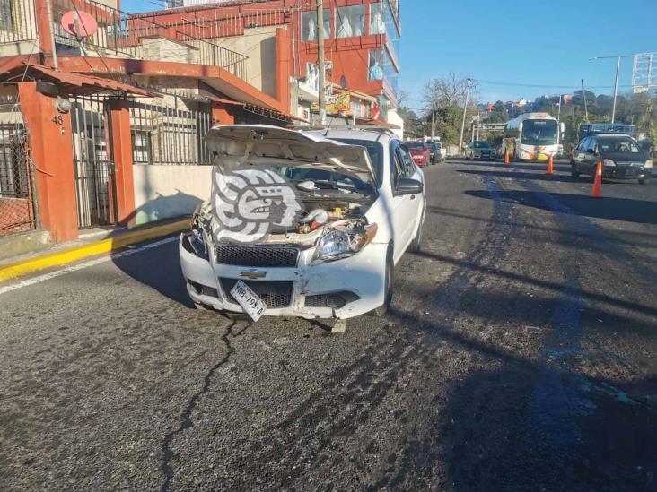 ‘Deslumbrado’ conductor causa carambola en la Xalapa-Banderilla