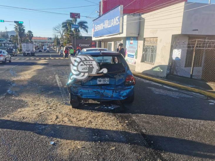 ‘Deslumbrado’ conductor causa carambola en la Xalapa-Banderilla