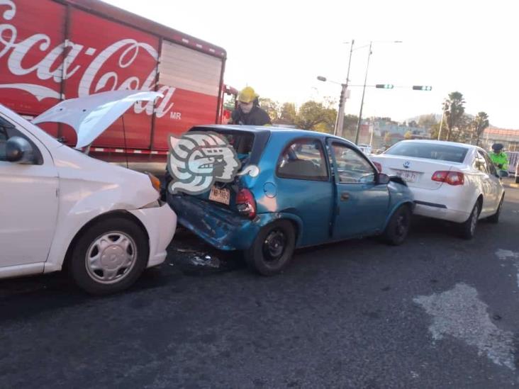 ‘Deslumbrado’ conductor causa carambola en la Xalapa-Banderilla