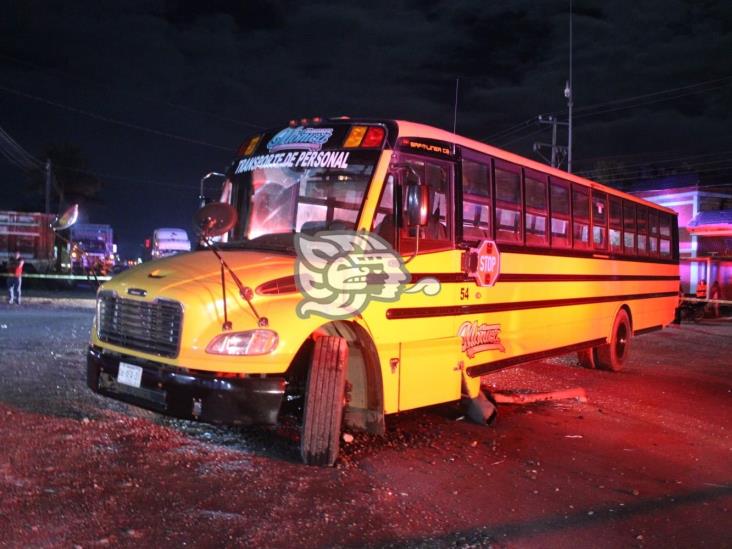 Muere hombre prensado tras impactar su automóvil contra camión