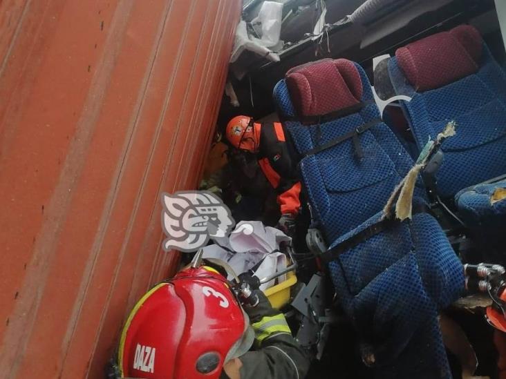 Chocan autobús y tráiler en libramiento de Xalapa; hay dos muertos y varios heridos